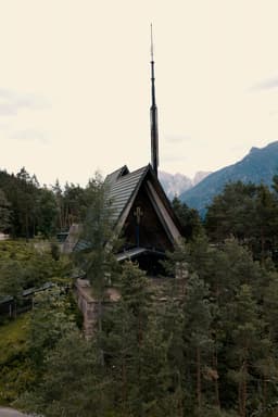 Die von Edoardo Gellner entworfene Kirche im ehemaligen Villaggio Eni, zwischen den Tannen von Borca di Cadore