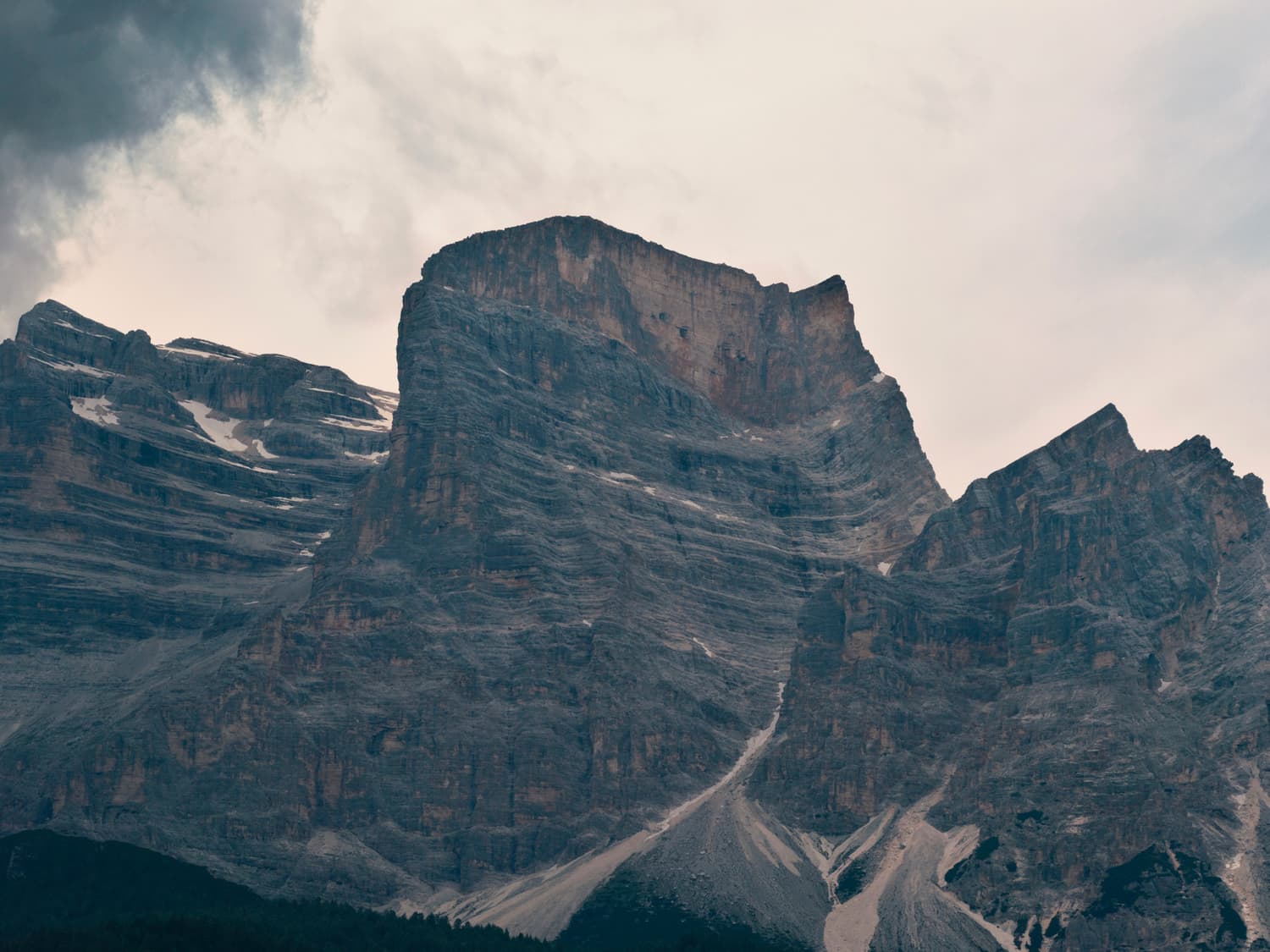 Die Dolomitengipfel, die das Becken von Borca di Cadore schließen