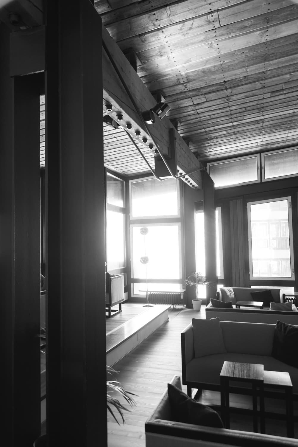Innenraum des Hotel Boite im Gegenlicht, in Schwarz-Weiß