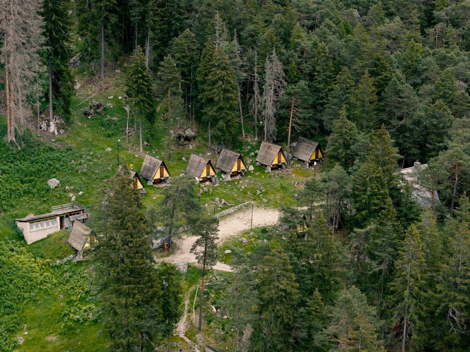 Die dreieckigen Häuser des Villaggio Eni von oben gesehen