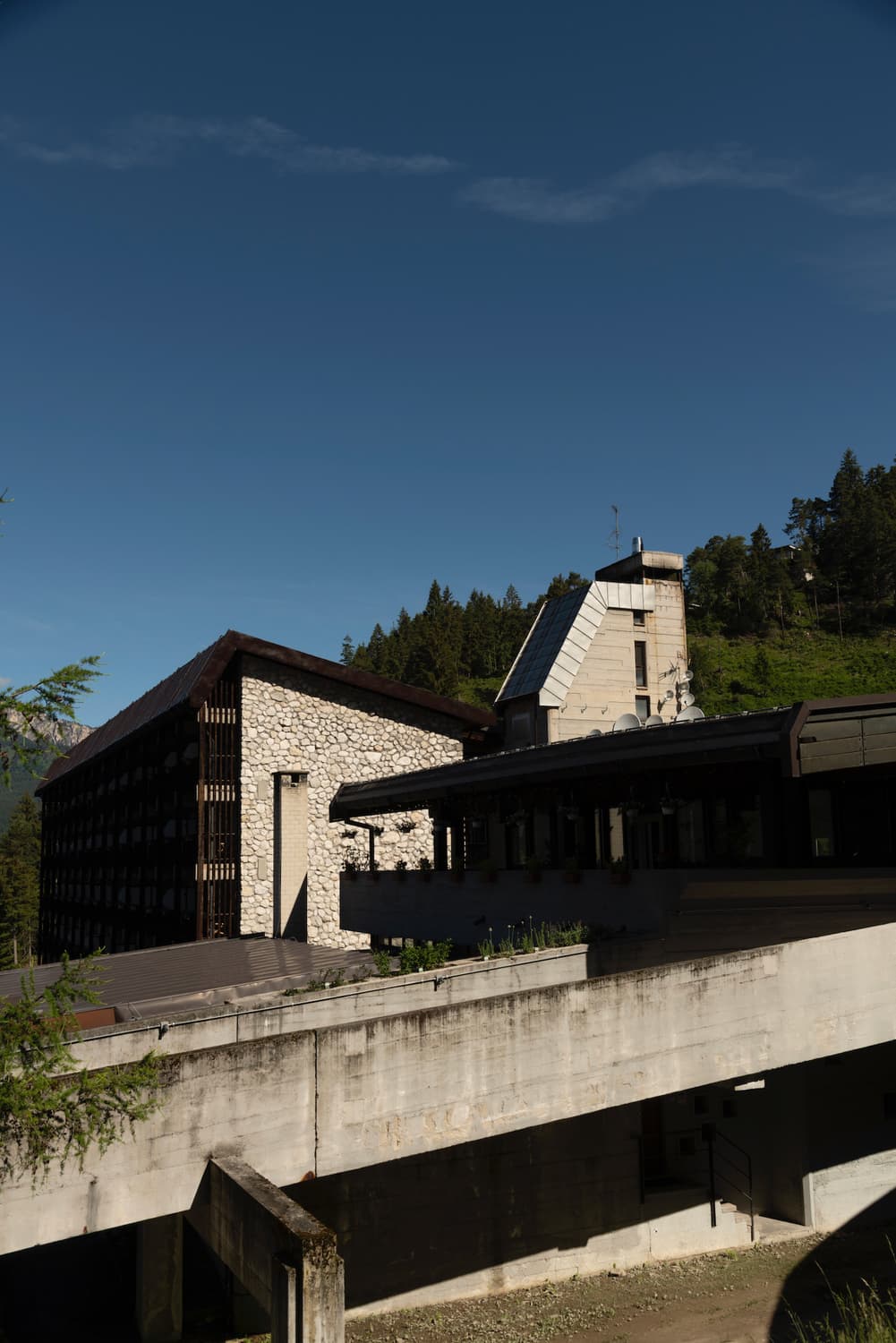 Der Betonbaukörper des Dorfes, der zum Tal hin abfällt