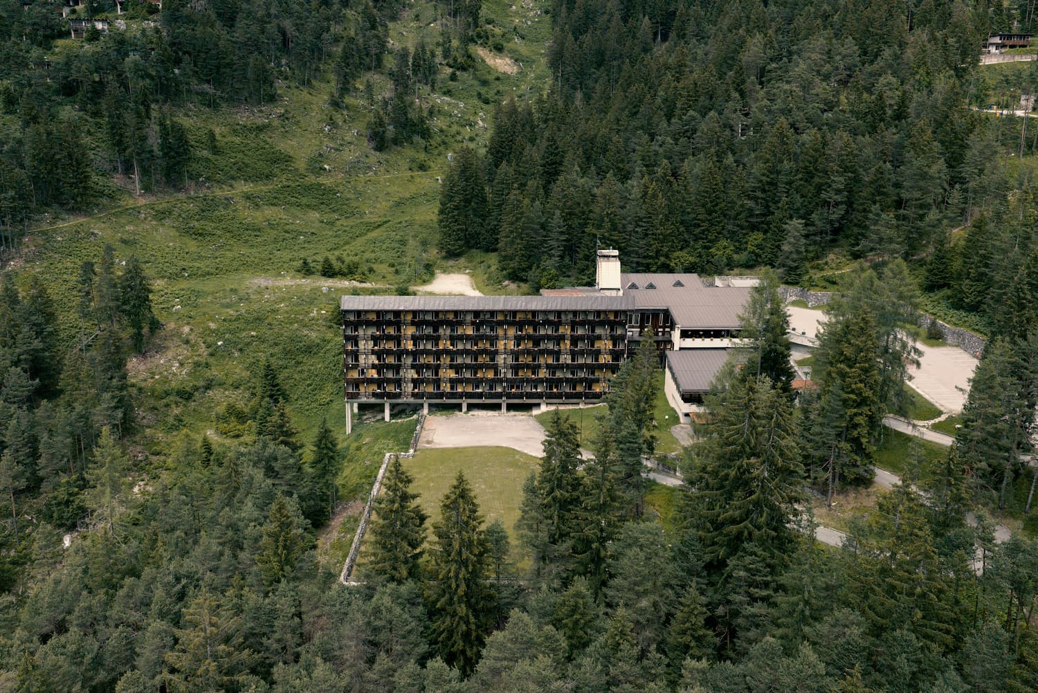 Das Hotel Boite im Kiefernwald, aus der Drohne aufgenommen