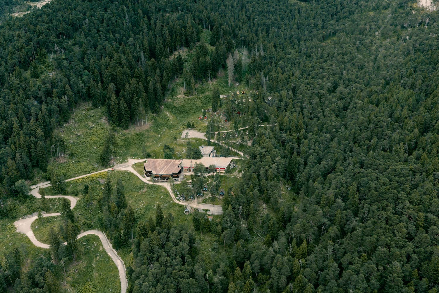 Die Wege des Villaggio Eni, die sich durch den Wald öffnen