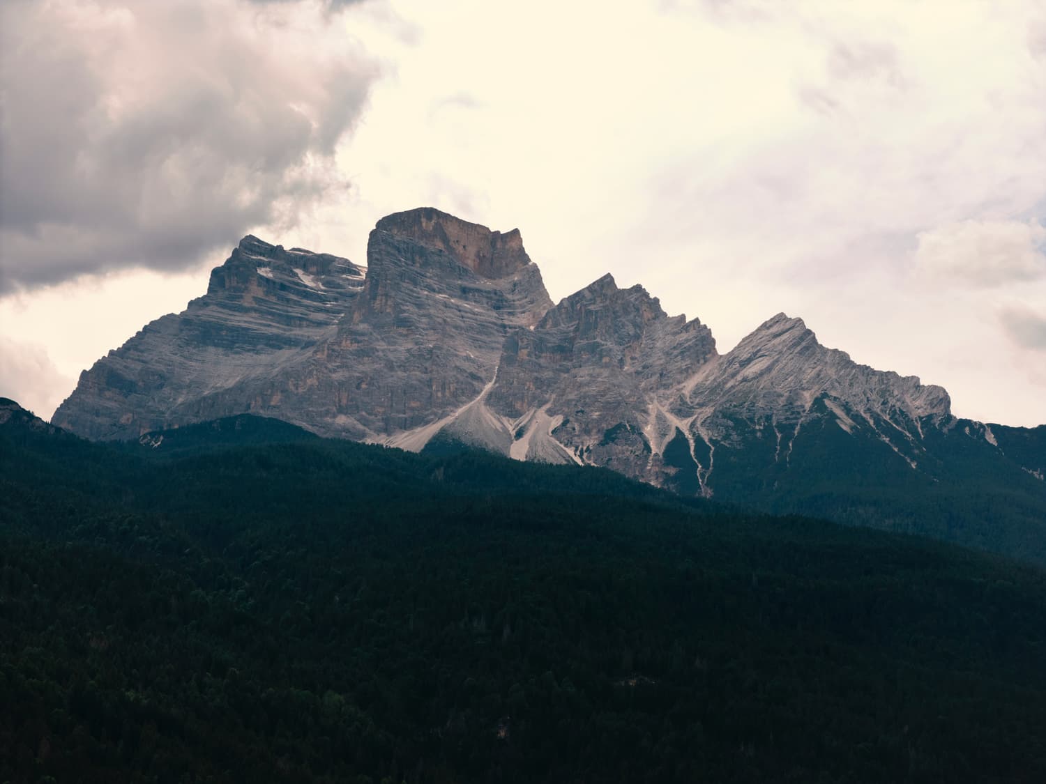 Die Dolomiten über Borca di Cadore an einem bewölkten Tag