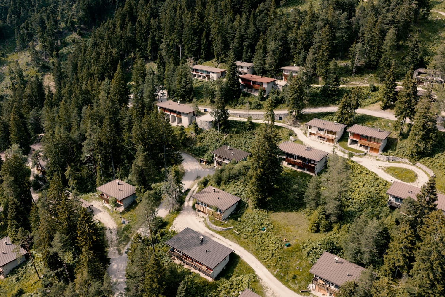 Das ehemalige Villaggio Eni von oben, die Gebäude verteilt zwischen den Wäldern