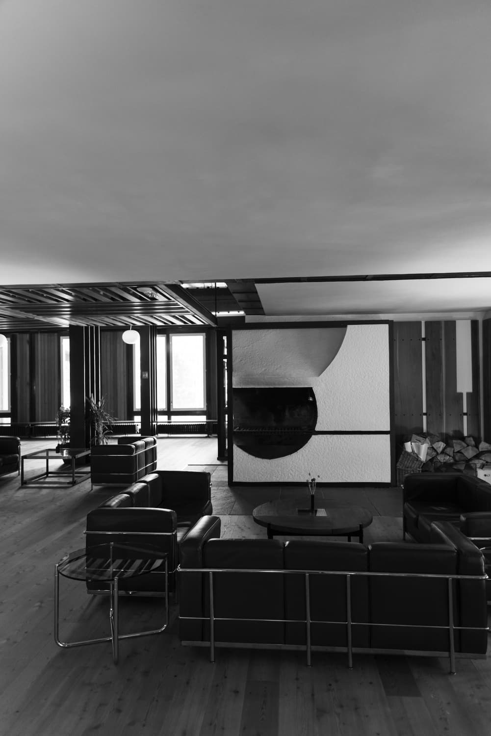 Der große Gemeinschaftsraum des Hotel Boite, in Schwarz-Weiß