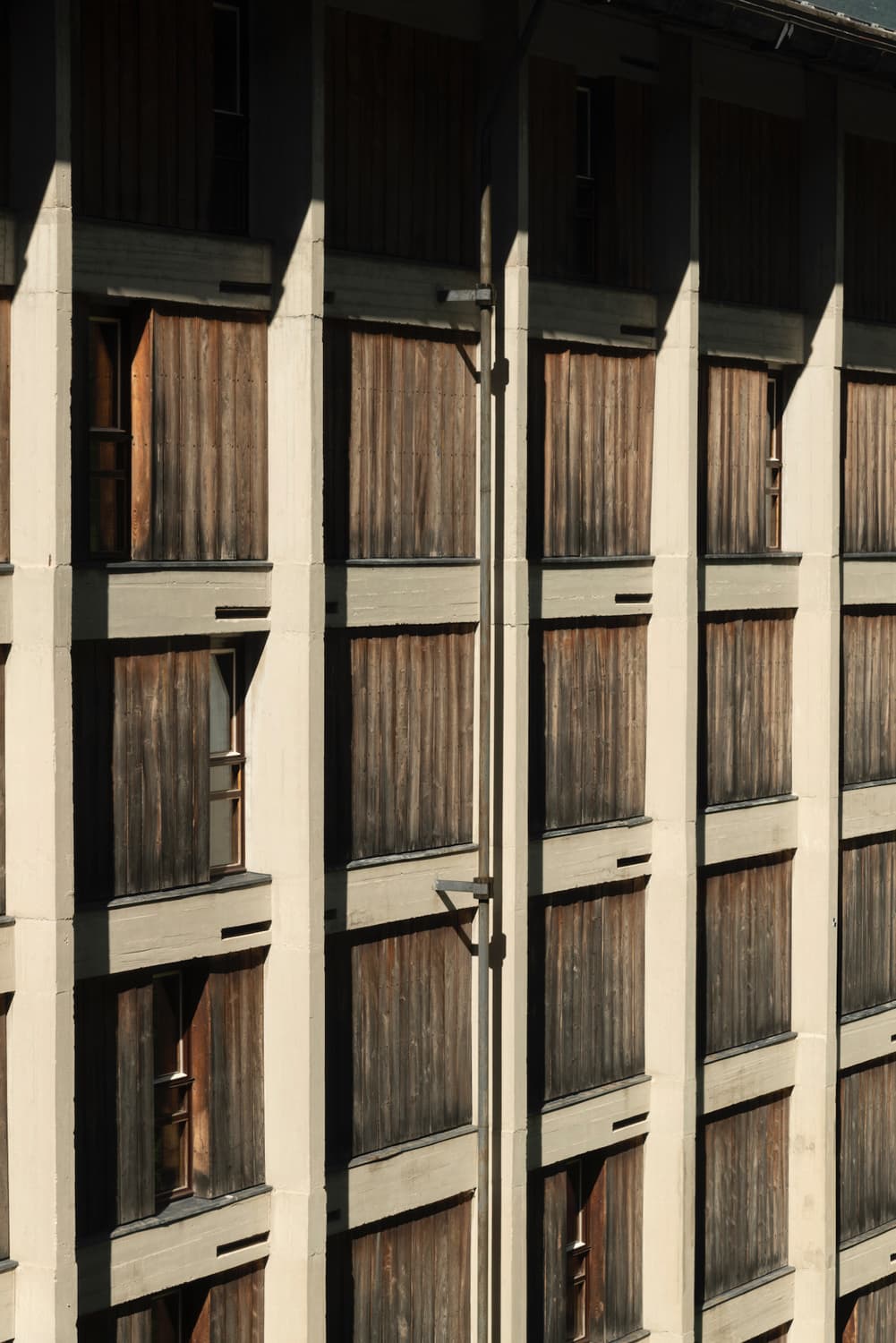 Detail der Holzfassade des Hotel Boite, entworfen von Edoardo Gellner