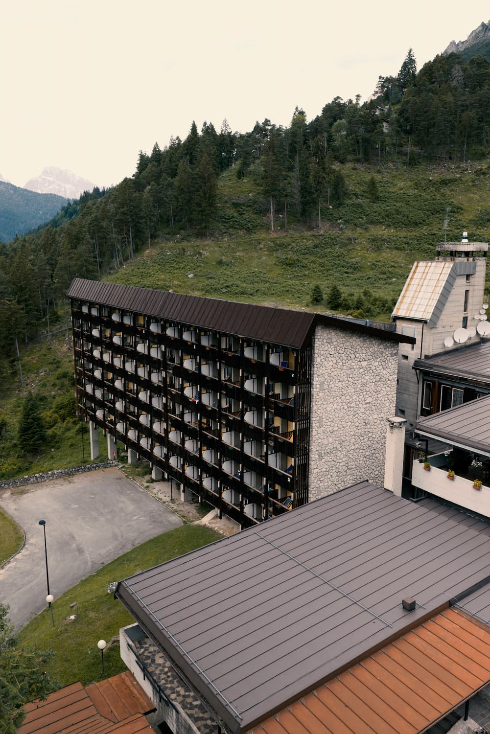 Das Hotel Boite von oben, mit dem Profil der Dolomiten