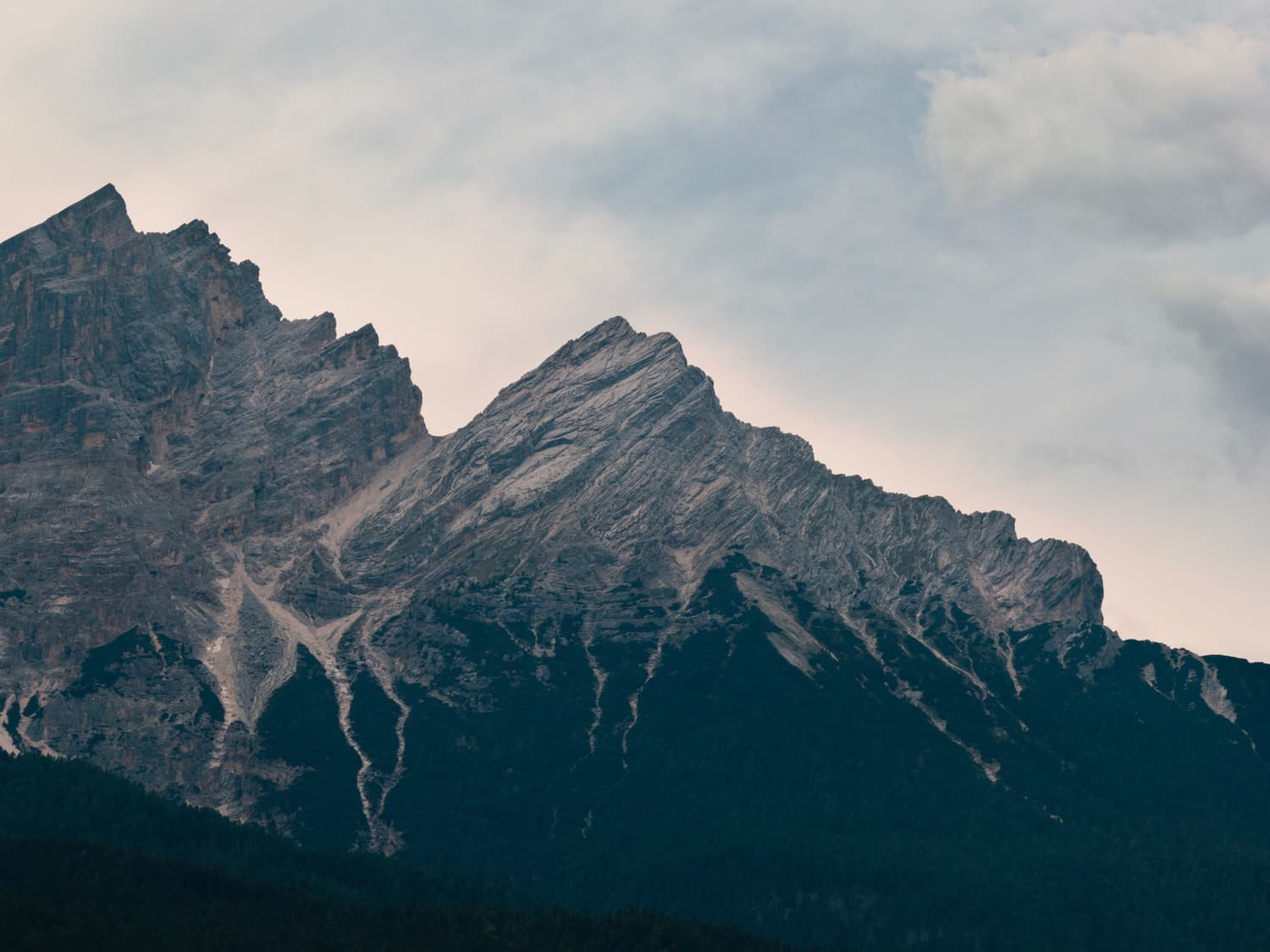 Das Dolomitenmassiv, das über dem Becken von Borca di Cadore aufragt