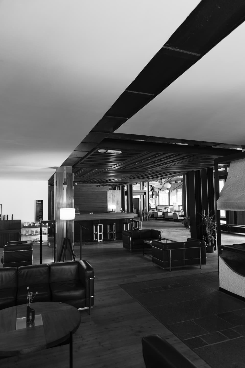 Der vom diagonalen Träger durchzogene Saal des Hotel Boite, in Schwarz-Weiß