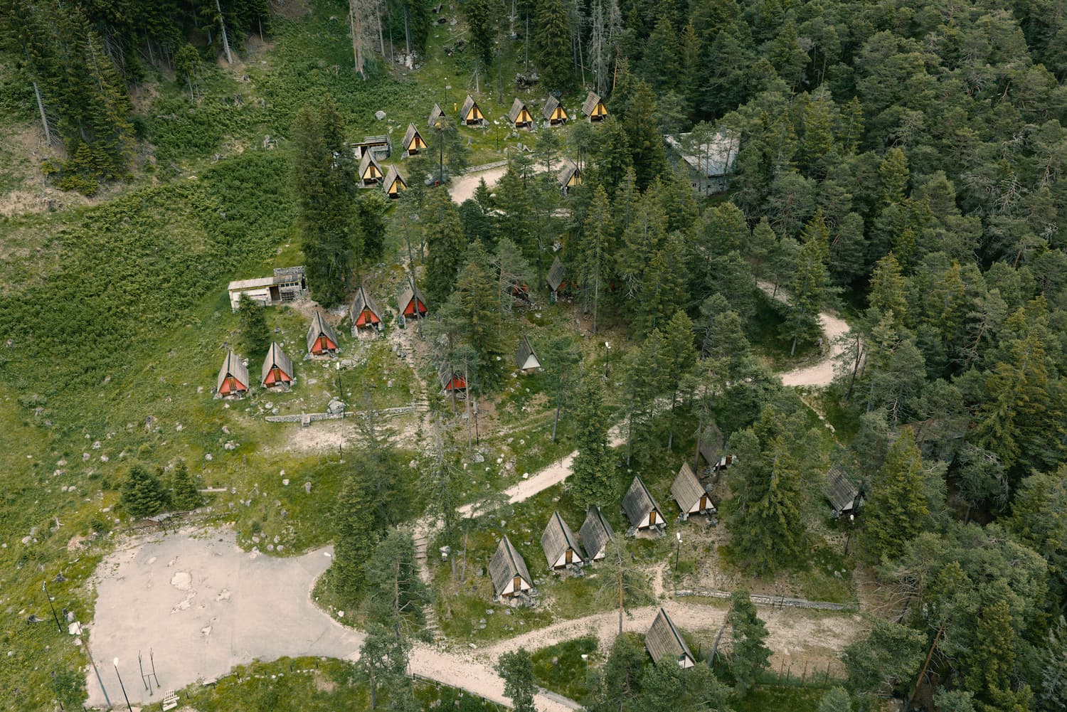 Die dreieckigen Häuser des Villaggio Eni am Hang gelegen