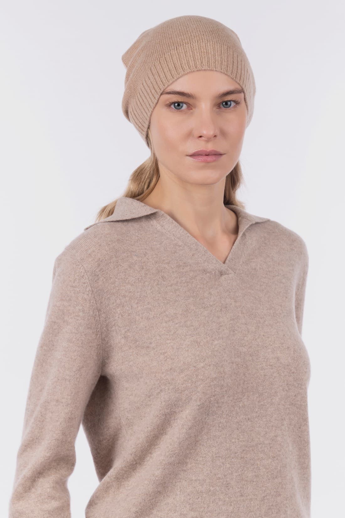 Plain stitch beanie hat with ribbed edge