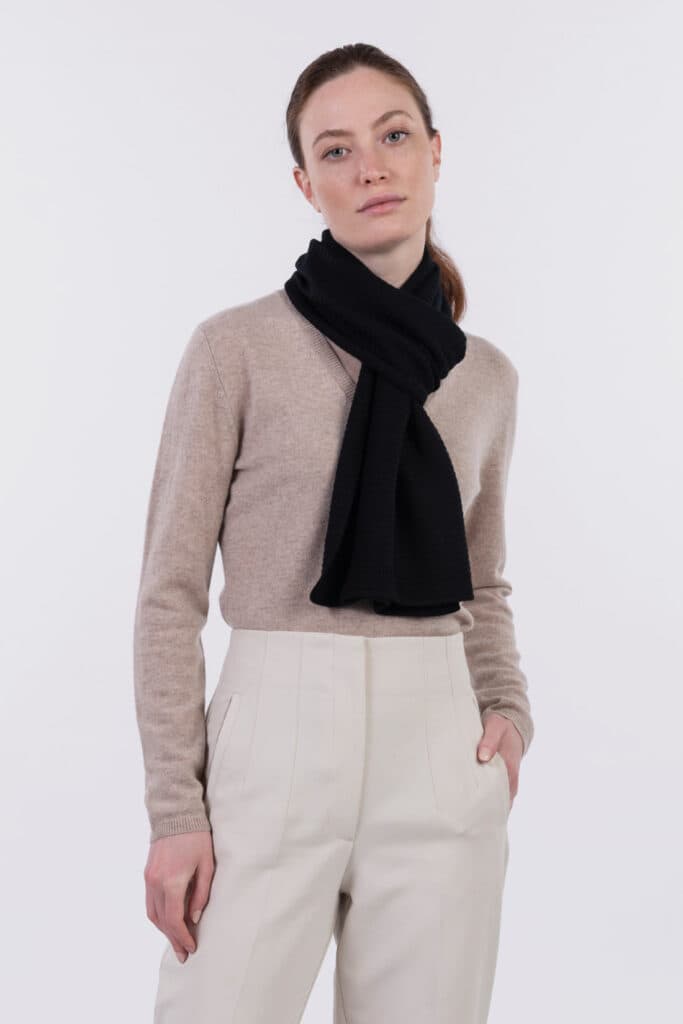 Horizontal rib-knit scarf 170 x 28 cm