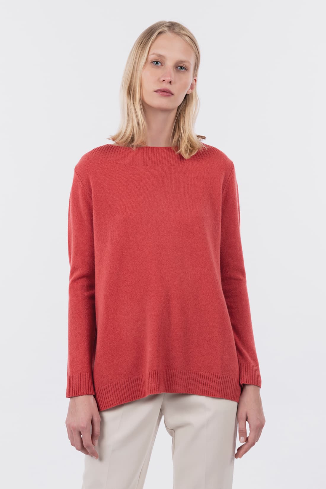 Weit fallender Pullover mit U-Boot-Ausschnitt