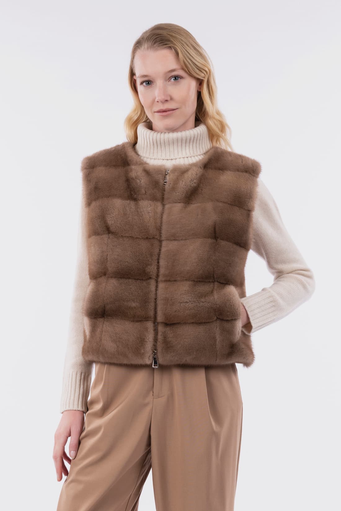Short cashmere gilet with zip and mink fur details