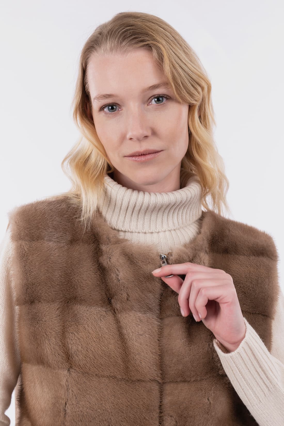 Short cashmere gilet with zip and mink fur details