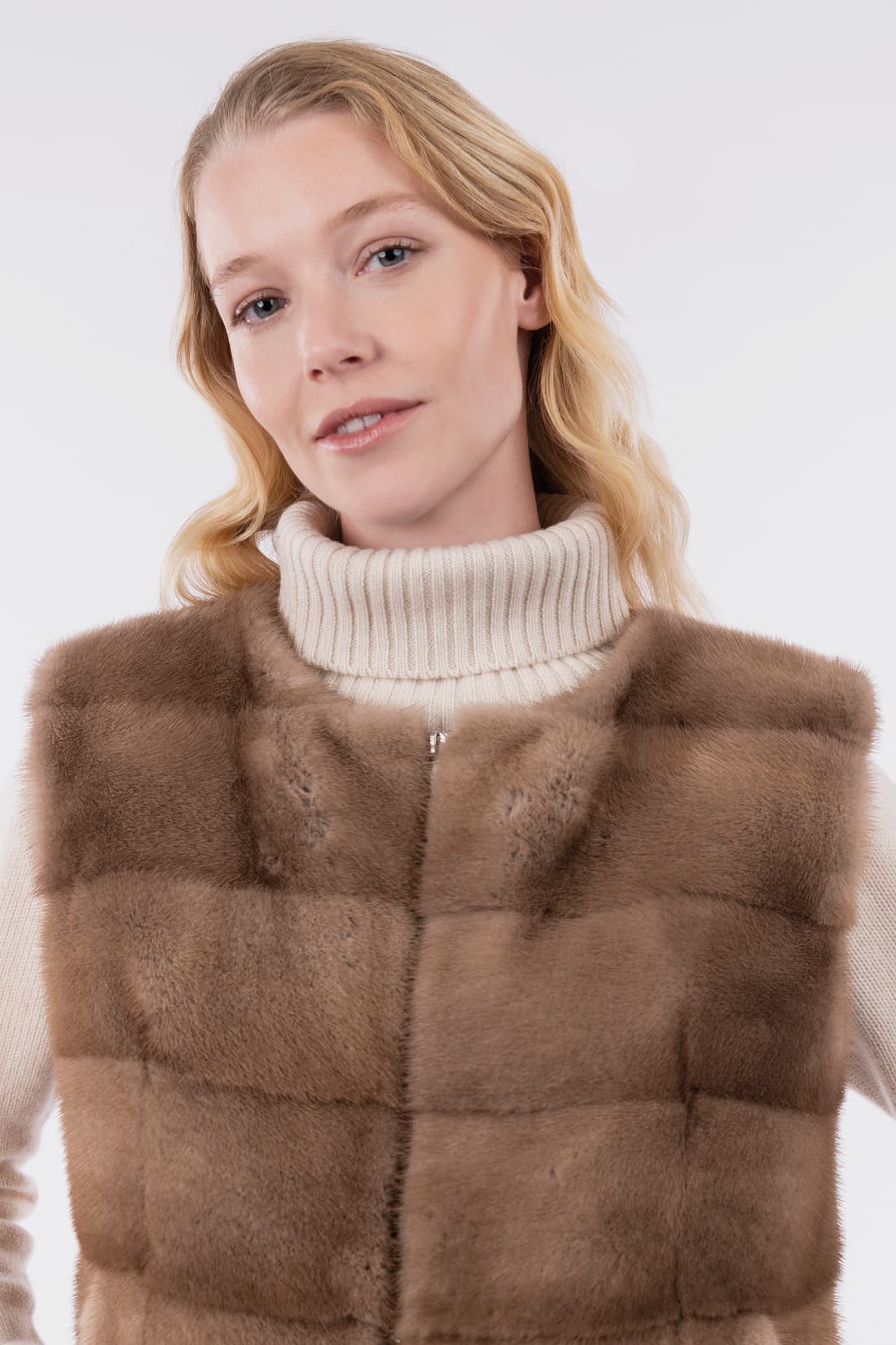 Short cashmere gilet with zip and mink fur details