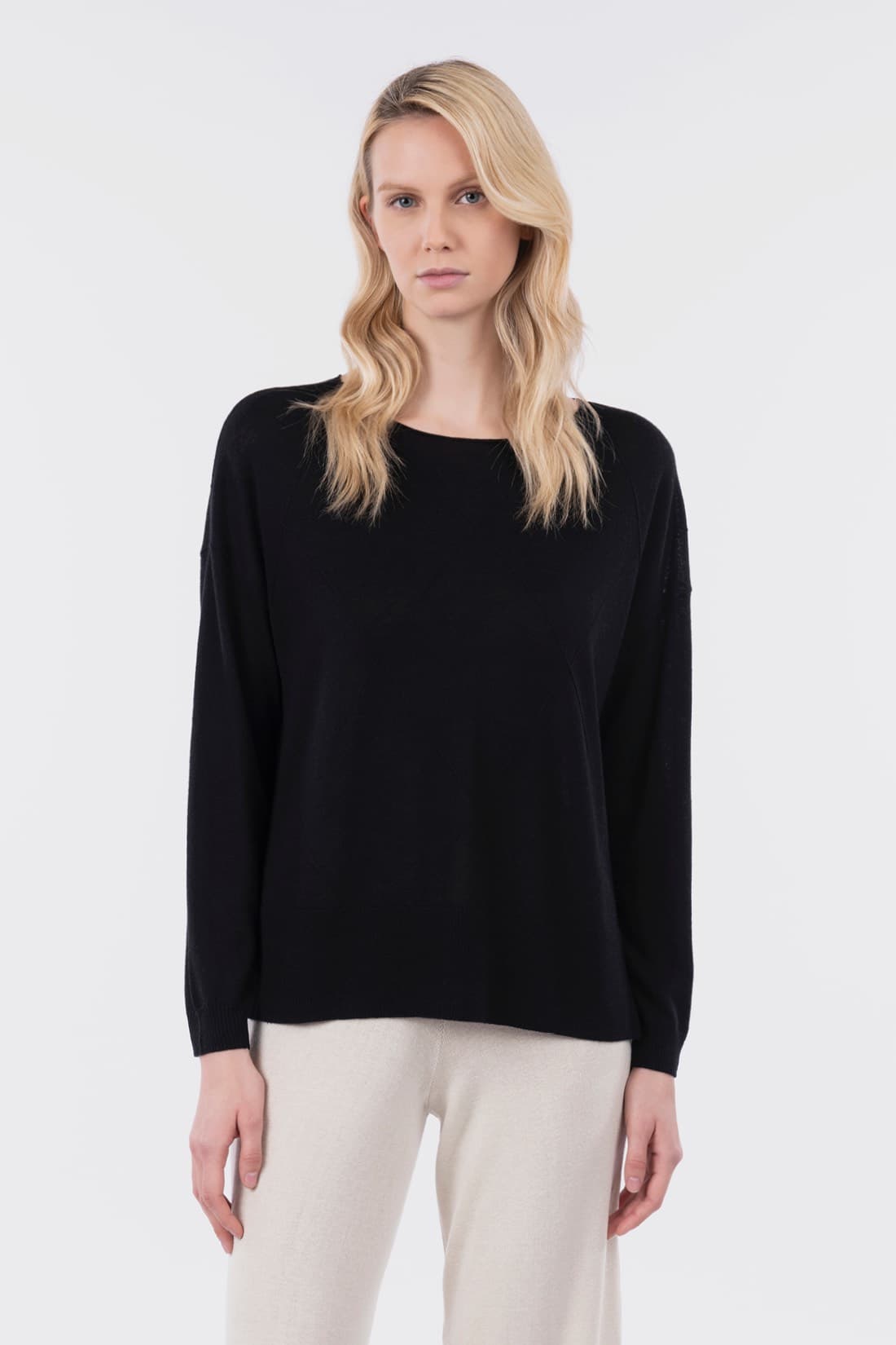 Asymmetrischer Pullover mit Rautenstruktur