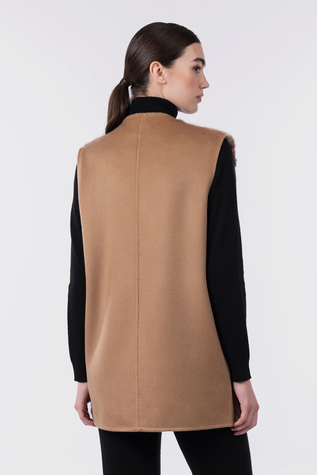 Long gilet with mink fur