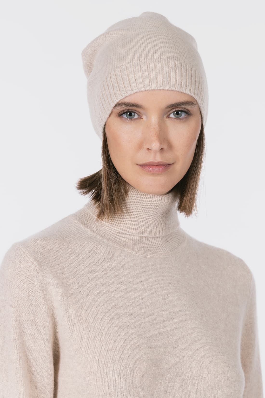 Plain stitch beanie hat with ribbed edge